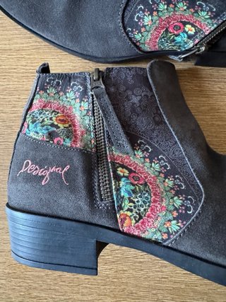 Botines Desigual grises y multicolor