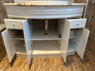 Mueble baño mármol curvo lavabo y espejo