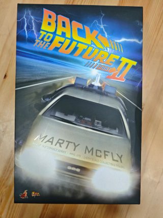 Hot Toys MMS379 Marty McFly Regreso al Futuro II