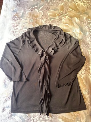 Blusa negra con volantes