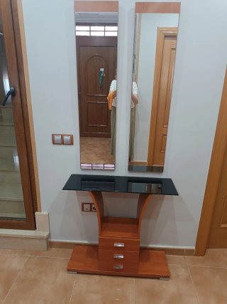 Entradita recibidor madera y cristal.