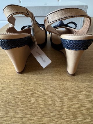Sandalias de piel de Uterqüe cuña lazo azul beige.