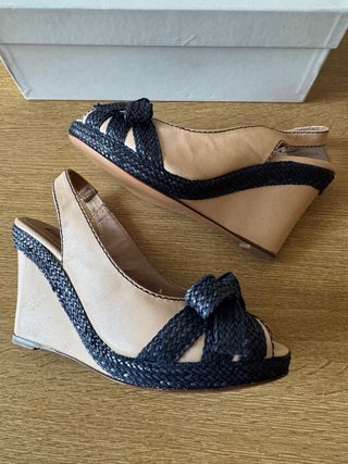 Sandalias de piel de Uterqüe cuña lazo azul beige.