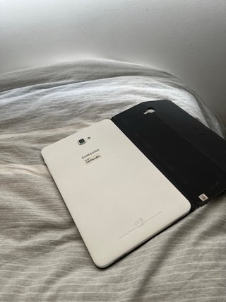Samsung Galaxy Tab A con funda y cargador