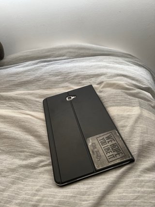 Samsung Galaxy Tab A con funda y cargador