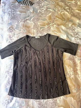 Camiseta negra con volantes
