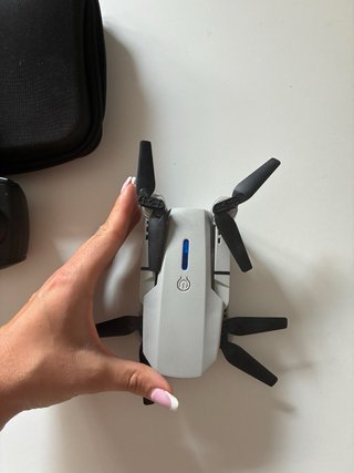 Dron blanco y negro con mando