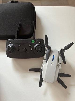 Dron blanco y negro con mando
