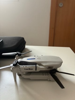 Dron blanco y negro con mando