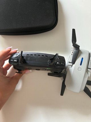 Dron blanco y negro con mando