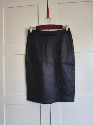 Falda de corte recto simil piel. Sherry Moda. T. M