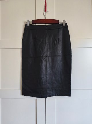 Falda de corte recto simil piel. Sherry Moda. T. M
