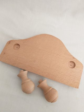 Perchero de madera con dos pomos