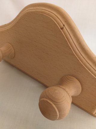 Perchero de madera con dos pomos