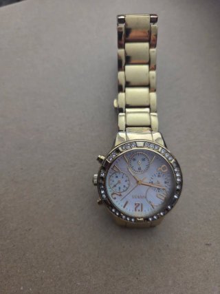 Reloj Guess Dorado y Blanco