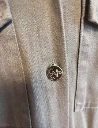 Camisa gris vintage con pin