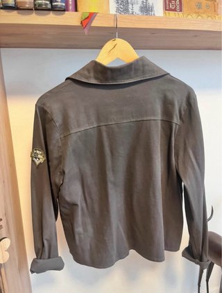 Camisa gris vintage con pin