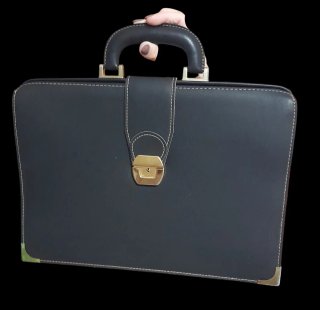 Borsa ecopelle nera con dettagli oro