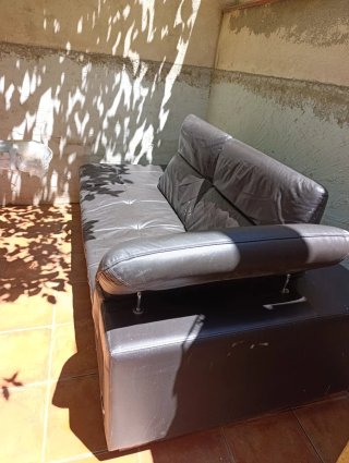 Sofá de piel negro