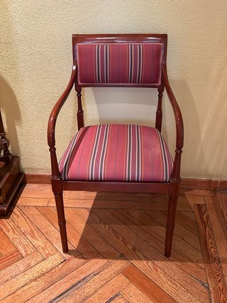 Coppia di poltrone in legno imbottite