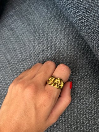 Anillo dorado con diseño arrugado AJUSTABLE