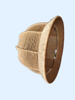 Lámpara de techo de cuerda tejida.