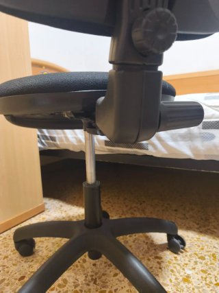 Silla de oficina negra con ruedas