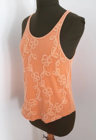 Camiseta tirantes con bordados florales
