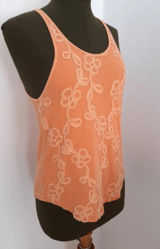 Camiseta tirantes con bordados florales