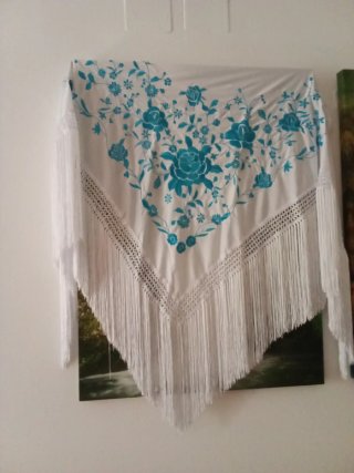 Mantón bordado flores azul
