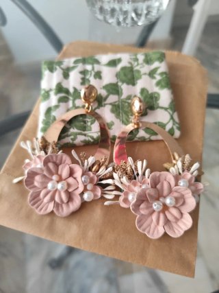 Pendientes dorados y pastel con flores