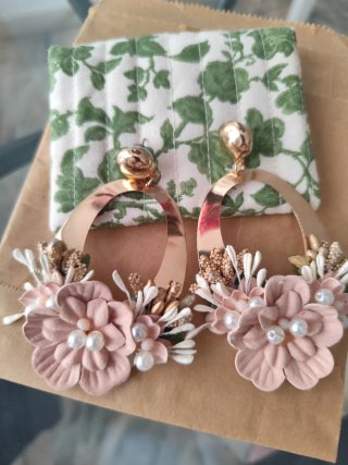 Pendientes dorados y pastel con flores