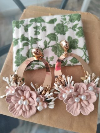 Pendientes dorados y pastel con flores
