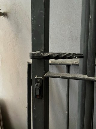 2 rejas de puerta con apertura y cerradura