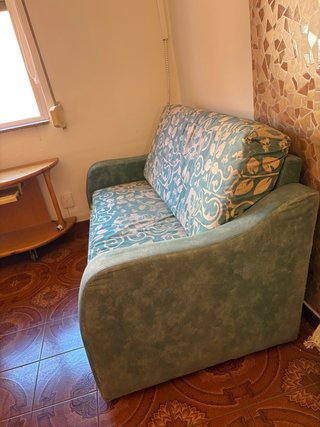 Sofá de 2 plazas con estampado floral