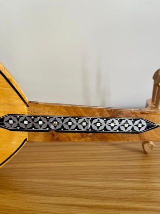 Laúd de madera con incrustaciones