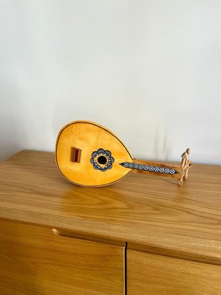 Laúd de madera con incrustaciones