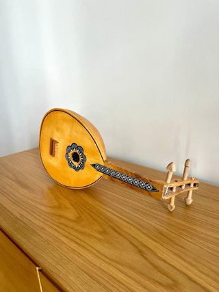 Laúd de madera con incrustaciones