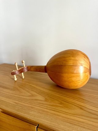 Laúd de madera con incrustaciones