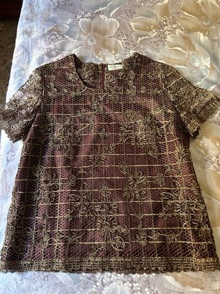 Blusa de encaje marrón y dorado
