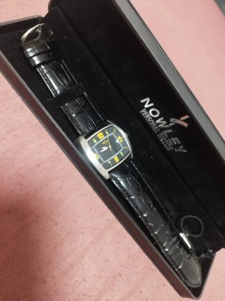 Reloj Nowley sin usar con caja