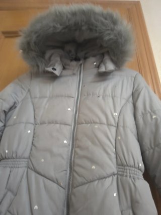 Parka niña gris con corazones plateados