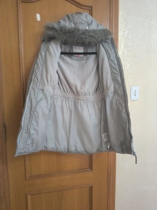 Parka niña gris con corazones plateados