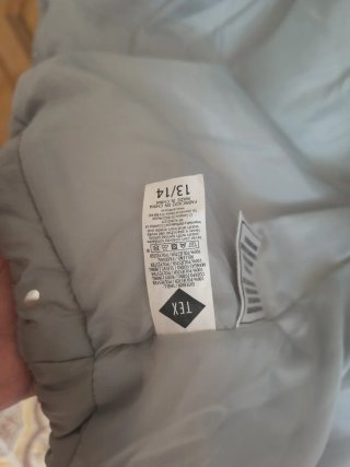 Parka niña gris con corazones plateados