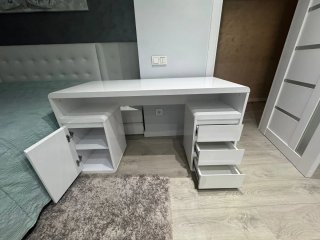 Tavolo per computer bianco con cassetti