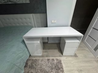 Tavolo per computer bianco con cassetti