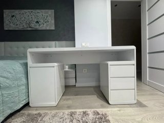 Tavolo per computer bianco con cassetti