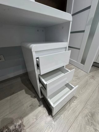 Tavolo per computer bianco con cassetti