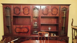 Mueble de salón de madera oscura
