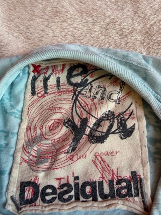 Camiseta Desigual gráfica azul pastel Y2K